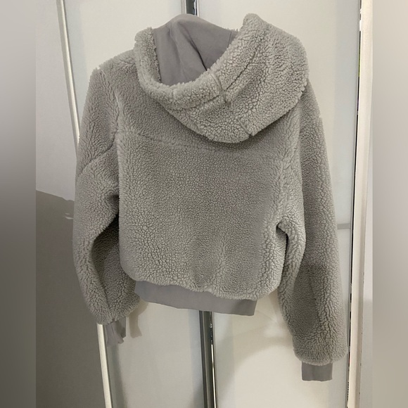 Alo Foxy Sherpa Jacket
Dove Grey / XS - Picture 4 of 4
